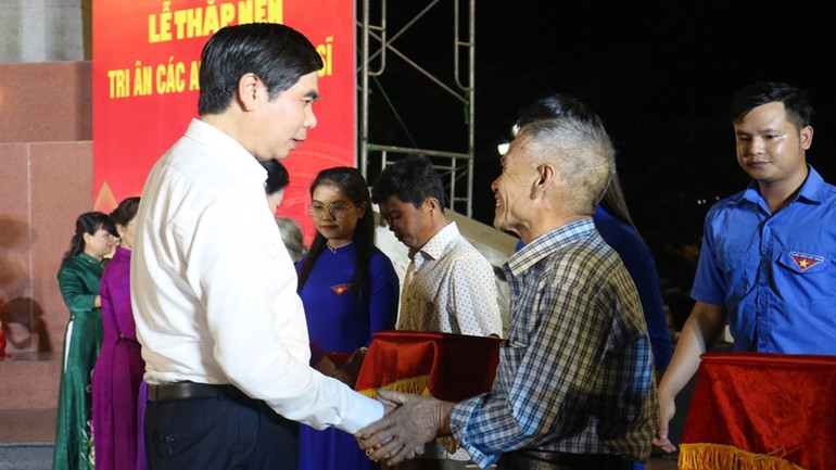 Phó Chủ tịch Ủy ban nhân dân tỉnh Lâm Hải Giang bày tỏ tri ân các Anh hùng, người có công với cách mạng.