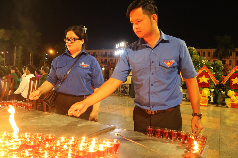 Thanh niên tuổi trẻ Bình Định thắp nến tri ân các Anh hùng, liệt sĩ.
