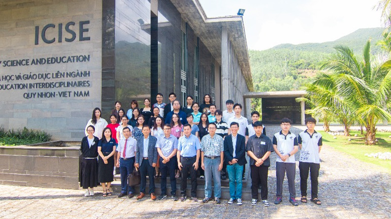 Các đại biểu chụp ảnh lưu niệm tại Trung tâm ICISE.