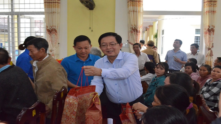 Đồng chí Bí thư Tỉnh ủy ân cần hỏi thăm và tặng quà Tết những hộ nghèo tại xã Cát Sơn.