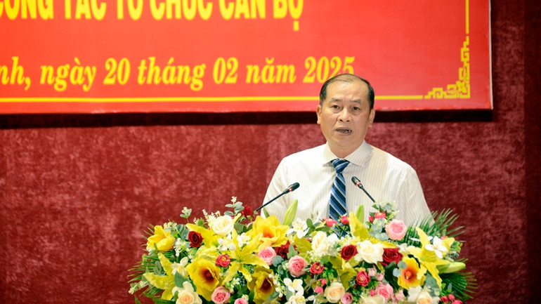 Ông Lê Minh Tuấn, Giám đốc Sở Nội vụ công bố quyết định về cán bộ nghỉ hưu, luân chuyển, điều động, bổ nhiệm.