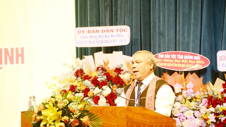 Đồng chí Đinh Văn Lung, Trưởng ban Dân tộc tỉnh Bình Định báo cáo tại đại hội.