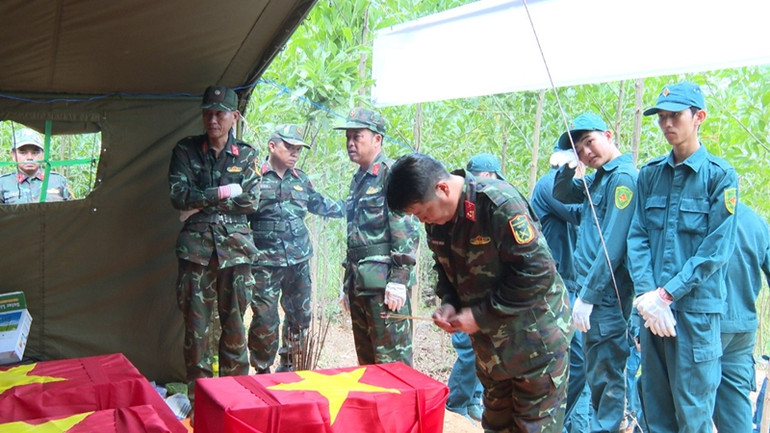 Các đại biểu dâng hương bày tỏ sự tri ân đối với những hy sinh to lớn của các anh hùng liệt sĩ tại Cao điểm 174.