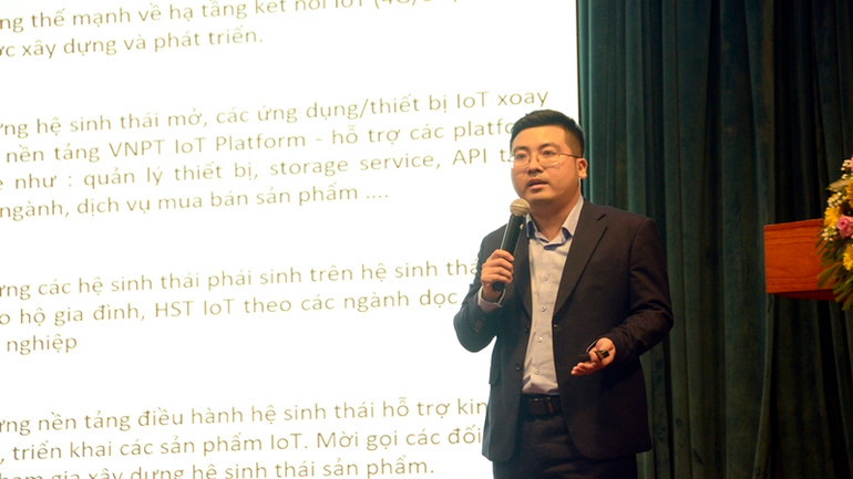 Ông Đặng Quí Long, Phó Giám đốc Trung tâm Công nghệ Phần mềm VNPT Technology trình bày tham luận Xây dựng hệ sinh thái IoT cho các hộ gia đình và doanh nghiệp.