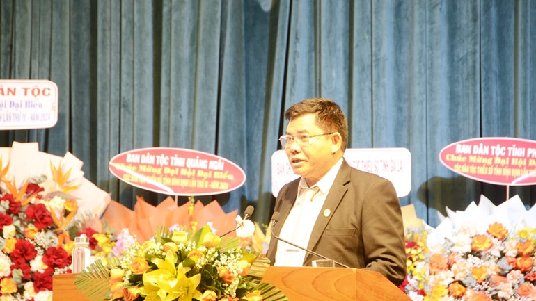 Đồng chí Y Thông, Phó Chủ nhiệm Ủy ban Dân tộc phát biểu tại đại hội.