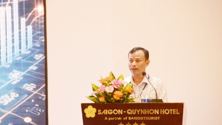 Phó Giám đốc Sở Công thương Bình Định Nguyễn Đình Kha báo cáo tại hội nghị.