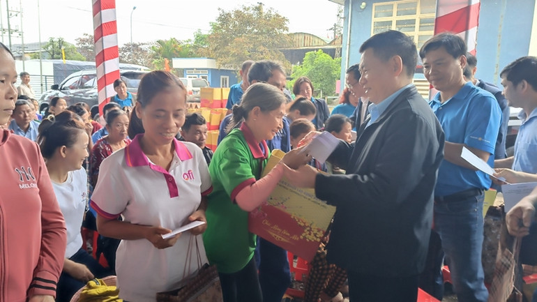 Nhiều người vui vẻ nhận quà từ Bộ trưởng Tài chính.