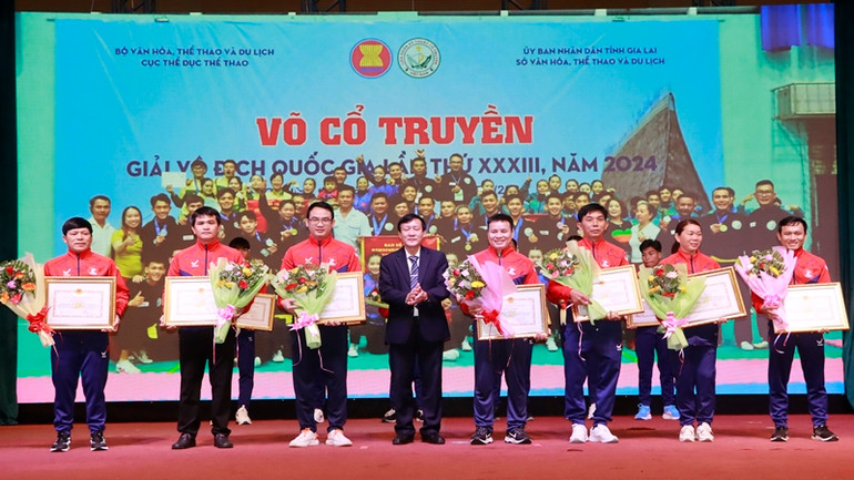 Giám đốc Sở Văn hóa và Thể thao Bình Định Tạ Xuân Chánh trao tặng bằng khen cho các huấn luyện viên, vận động viên xuất sắc môn võ cổ truyền. Giám đốc Sở Văn hóa và Thể thao Bình Định Tạ Xuân Chánh trao tặng bằng khen cho các huấn luyện viên, vận động viên xuất sắc môn võ cổ truyền.