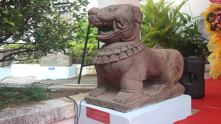 Sư tử đá (cuối thế kỷ XI) tại thành Đồ Bàn, xã Nhơn Hậu, thị xã An Nhơn, Bình Định.