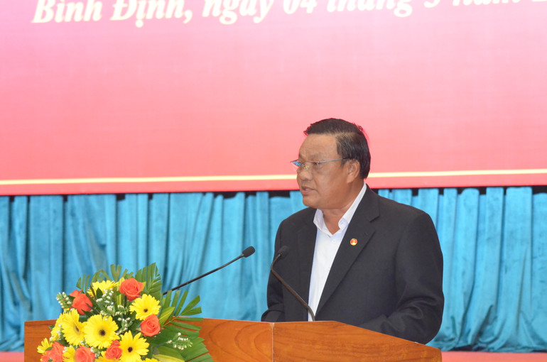 Phó Bí thư Thường trực Tỉnh ủy Bình Định Lê Kim Toàn báo cáo tình hình thực hiện nhiệm vụ năm 2023, nhiệm vụ trọng tâm năm 2024 và các năm tiếp theo.