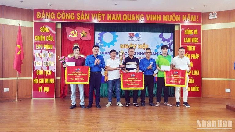 Trao cúp, cờ và tiền thưởng cho các đội bóng giành chiến thắng. Trao cúp, cờ và tiền thưởng cho các đội bóng giành chiến thắng.