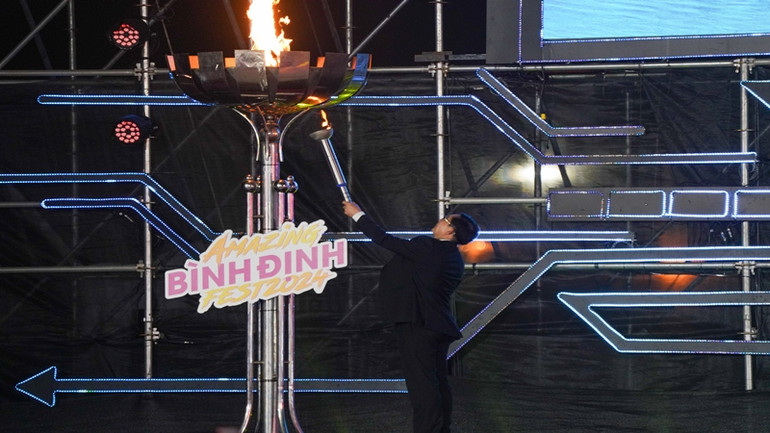 Bí thư Tỉnh ủy Hồ Quốc Dũng thắp đuốc khai mạc.