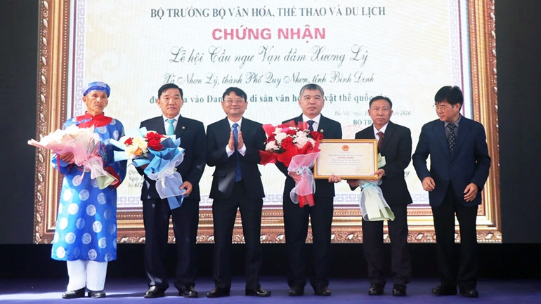 Trao Bằng công nhận di sản văn hóa phi vật thể quốc gia cho lãnh đạo thành phố Quy Nhơn.