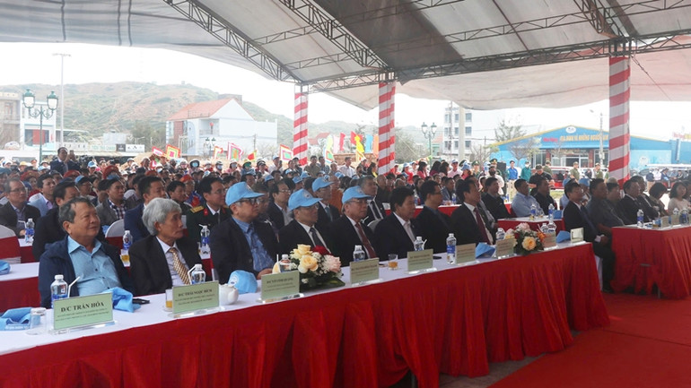 Đông đảo đại biểu, người dân, du khách về tham dự buổi lễ.