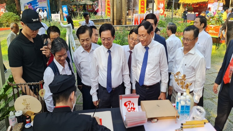 Lãnh đạo tỉnh Bình Định tham quan khu trưng bày sản vật địa phương tại ngày hội.