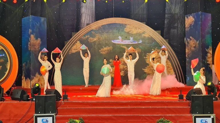 Biểu diễn nghệ thuật chào mừng ngày hội đồng hương Bình Định tại Thành phố Hồ Chí Minh.