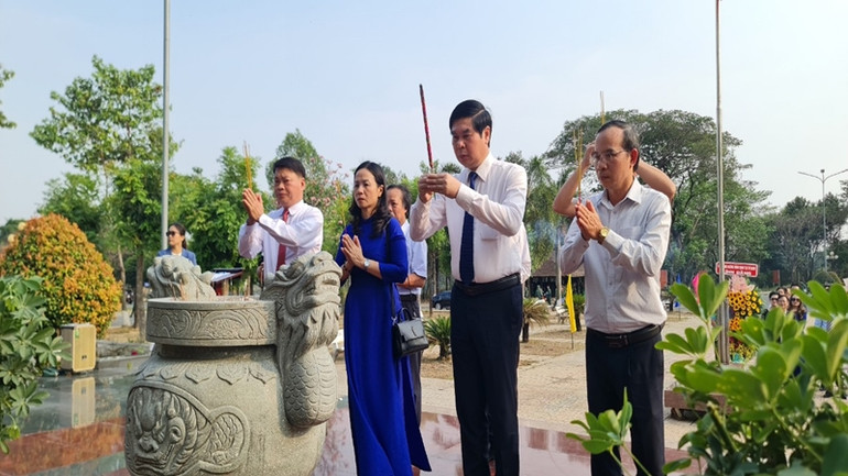 Đại diện lãnh đạo tỉnh Bình Định dâng hương tượng đài Hoàng đế Quang Trung tại Trung tâm Giáo dục Quốc phòng và An ninh sinh viên của Trường đại học quốc gia Thành phố Hồ Chí Minh.