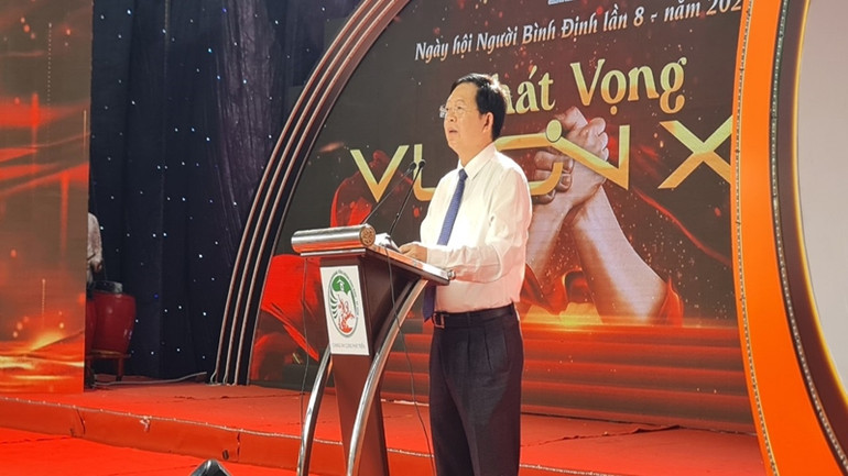 Bí thư Tỉnh ủy Hồ Quốc Dũng đã có những chia sẻ quý báu với bà con xa quê về tình hình kinh tế-xã hội của tỉnh nhà.