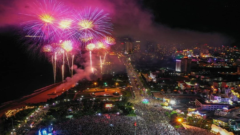 Chương trình bắn pháo hoa tầm cao đã thu hút sự quan tâm của đông đảo người dân và du khách.