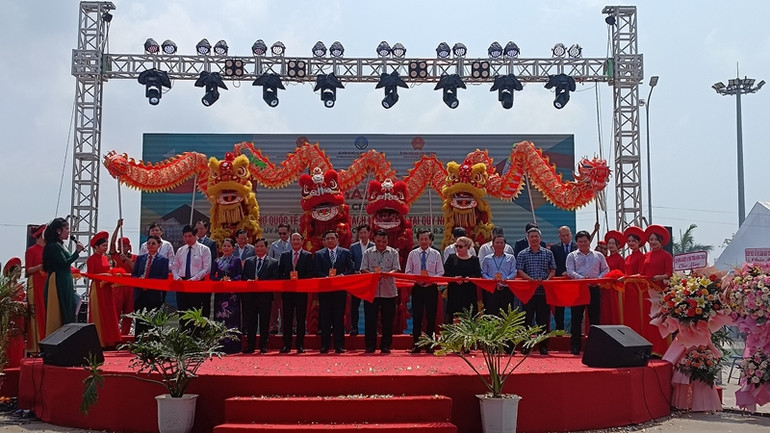 Các đại biểu cắt băng khai mạc hội chợ.