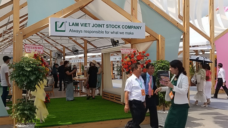 Hội chợ trưng bày 50 thiết kế nhà gỗ độc đáo. Bên cạnh đó là các sản phẩm trưng bày gồm: Đồ thủ công mỹ nghệ, cây xanh; Gốm sứ, trang trí nhà cửa; Đá trang trí, gạch lát sân vườn; Nhà gỗ, tiểu cảnh sân vườn…