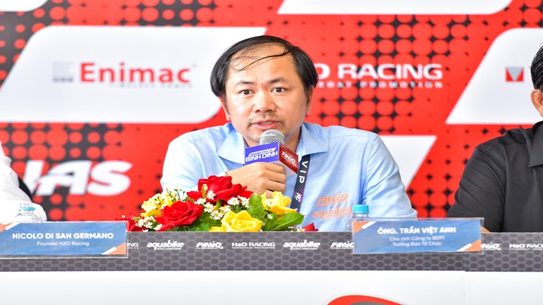 Ông Trần Việt Anh, Chủ tịch Hội đồng quản trị Công ty cổ phần Bình Định F1 trao đổi thông tin về giải đấu. Ông Trần Việt Anh, Chủ tịch Hội đồng quản trị Công ty cổ phần Bình Định F1 trao đổi thông tin về giải đấu.