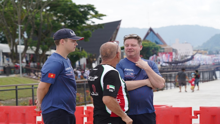 Đội trưởng Jonas (ngoài cùng, bên phải) và Arand đang thảo luận với kỹ sư về chặng đua tiếp theo.