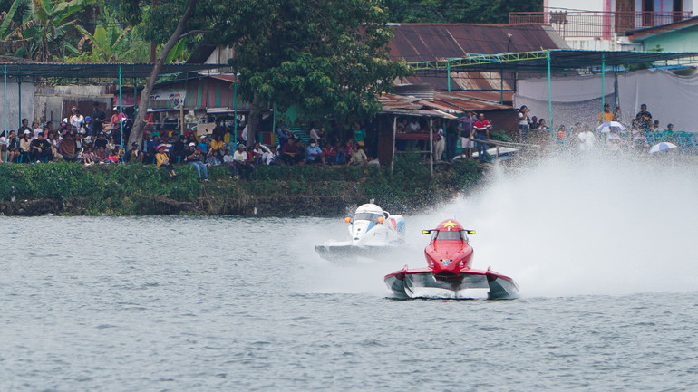 Đội trưởng Jonas làm chủ đường đua xanh trong ngày đua thứ 2.