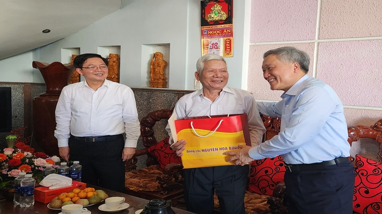 Đồng chí Nguyễn Hòa Bình và Bí thư Tỉnh ủy Hồ Quốc Dũng trao quà tặng quà Tết cho gia đình người có công tiêu biểu trên địa bàn thị xã An Nhơn.