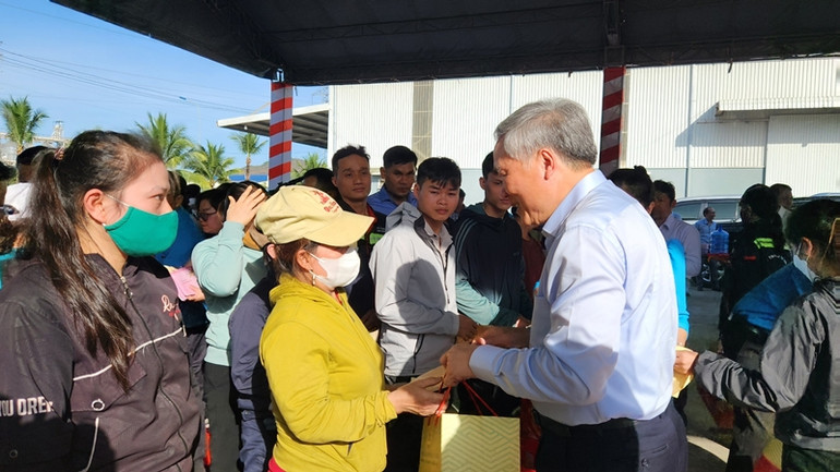 Đồng chí Chánh án Tòa án nhân dân tối cao mong muốn đồng bào vùng sâu, vùng xa được đón Tết trong không khí đầm ấm, vui tươi.