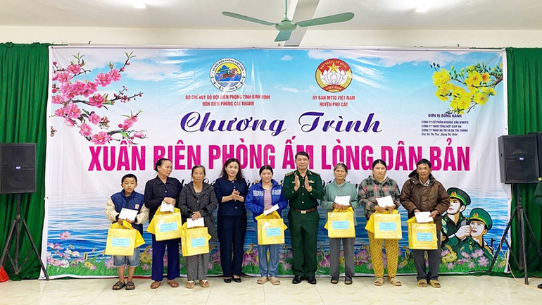 Trao tặng sinh kế cho những hộ gia đình có hoàn cảnh khó khăn trên địa bàn huyện.