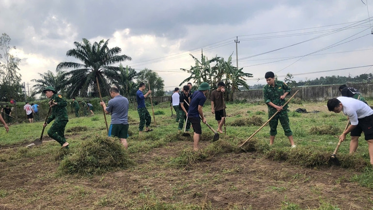 Chiến sĩ cải tạo đất để tăng gia sản xuất, nuôi trồng tại đơn vị. Chiến sĩ cải tạo đất để tăng gia sản xuất, nuôi trồng tại đơn vị.