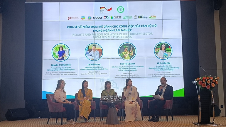 Các cán bộ nữ trong ngành lâm nghiệp chia sẻ niềm đam mê công việc tại hội nghị.