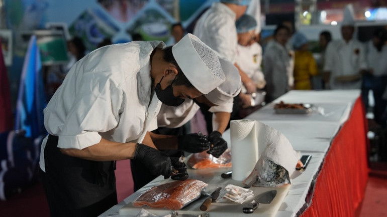 Đầu bếp chế biến món cá ngừ đại dương.