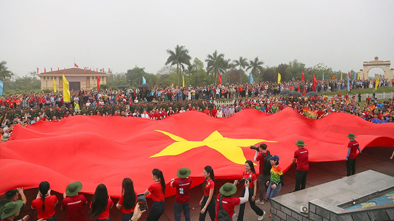 Lá cờ Tổ quốc rộng 250m2 với ý nghĩa kết nối sức mạnh đoàn kết dân tộc.