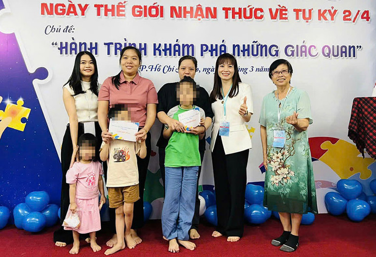 Đại diện Quỹ Bảo trợ trẻ em Việt Nam và Công ty CP Vàng bạc đá quý Phú Nhuận (PNJ) tặng quà cho trẻ em tại chương trình. (Ảnh: NFVC)