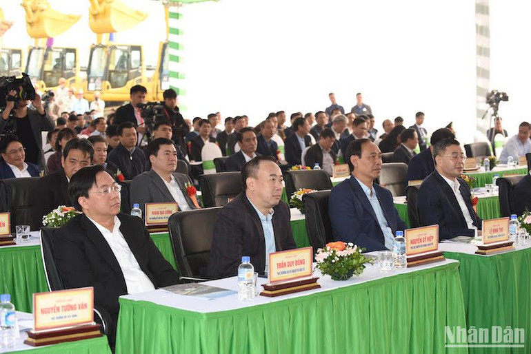 Các đại biểu tham dự lễ khởi công.