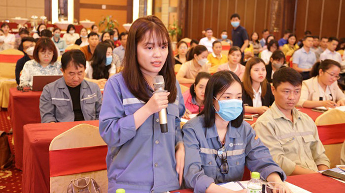 Người lao động đặt câu hỏi về chính sách tại hội nghị ở Hà Tĩnh. (Ảnh: Tâm Trung)