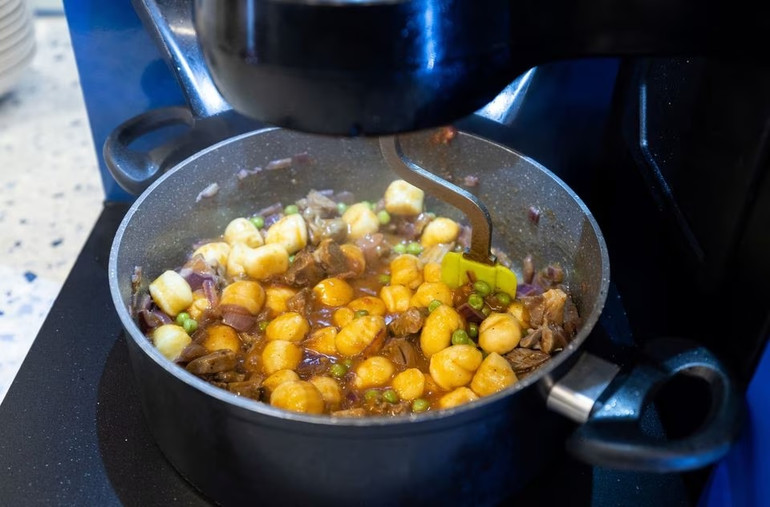 Đầu bếp robot chuẩn bị bữa ăn tại nhà hàng Bots&Pots. Ảnh: Reuters.