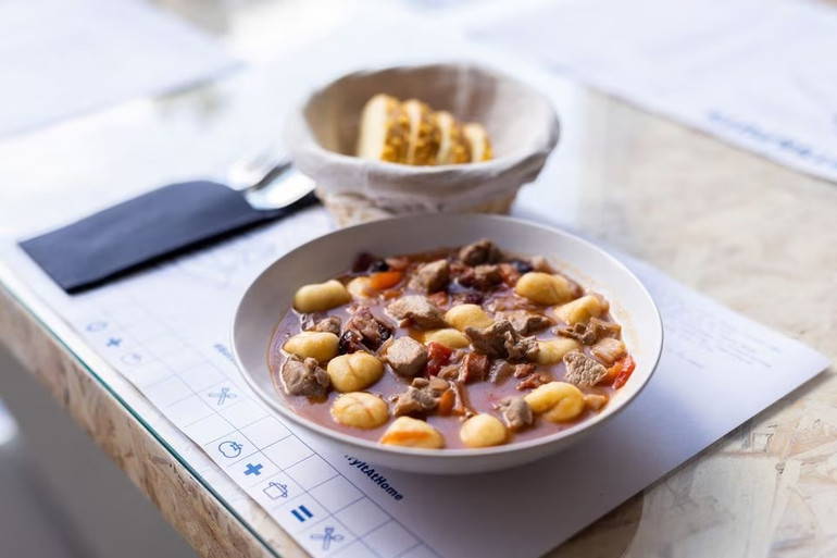 Món ăn do đầu bếp chế biến tại nhà hàng Bots&Pots ở Zagreb, Croatia, ngày 9/2. Ảnh: Reuters.