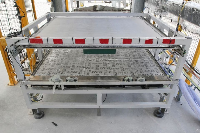 Một lớp hạt nhỏ của vật liệu có nguồn gốc từ đá vôi trên khay thu giữ carbon tại cơ sở Heirloom Carbon Technologies ở Brisbane, California, Mỹ. Ảnh: Reuters. Một lớp hạt nhỏ của vật liệu có nguồn gốc từ đá vôi trên khay thu giữ carbon tại cơ sở Heirloom Carbon Technologies ở Brisbane, California, Mỹ. Ảnh: Reuters.