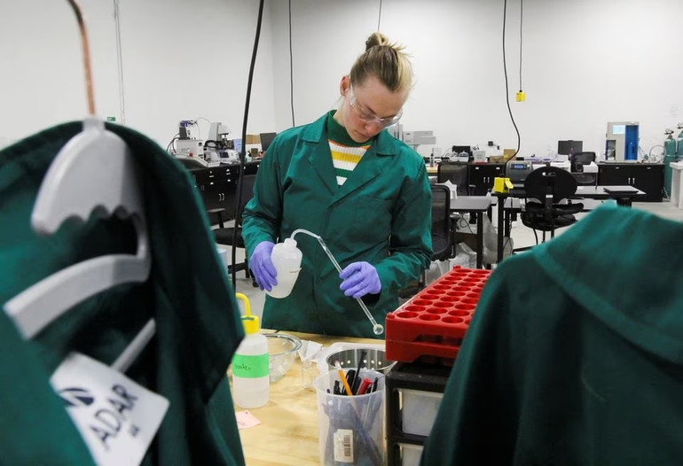 Một kỹ thuật viên của Heirloom Carbon Technologies đang làm việc tại phòng thí nghiệm của công ty. Ảnh: Reuters. Một kỹ thuật viên của Heirloom Carbon Technologies đang làm việc tại phòng thí nghiệm của công ty. Ảnh: Reuters.
