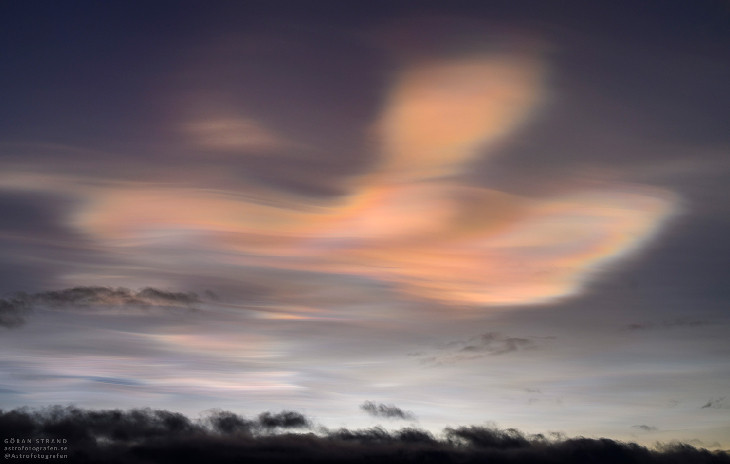 Mây tầng bình lưu vào ngày 26/1 ở Östersund, Thụy Điển. Ảnh: Göran Strand. Mây tầng bình lưu vào ngày 26/1 ở Östersund, Thụy Điển. Ảnh: Göran Strand.