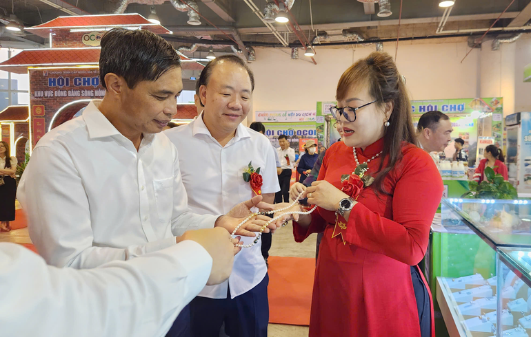 Các đại biểu tham quan gian hàng OCOP tại hội chợ.