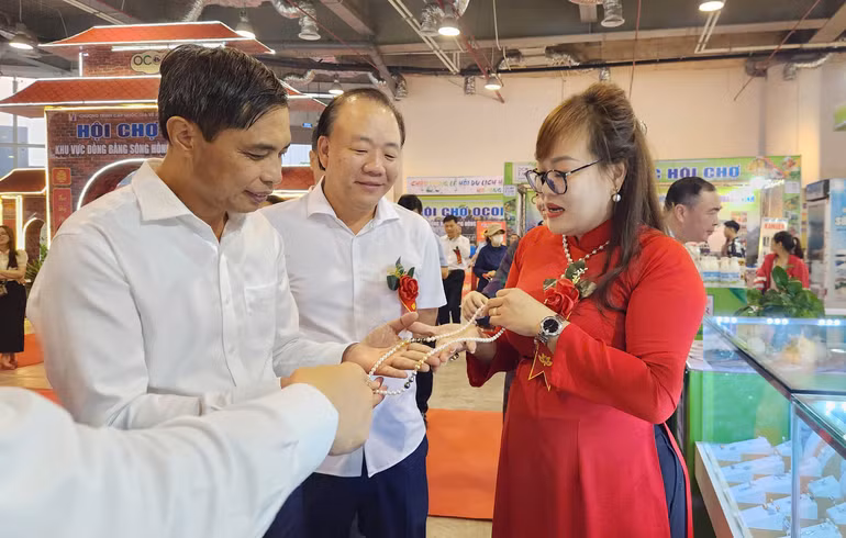 Các đại biểu tham quan gian hàng OCOP tại hội chợ.