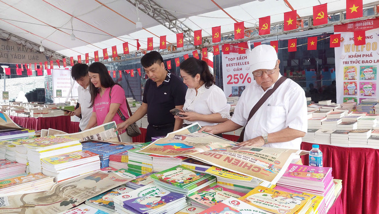 Phụ san được phát miễn phí đến bạn đọc tại Quảng Ninh.