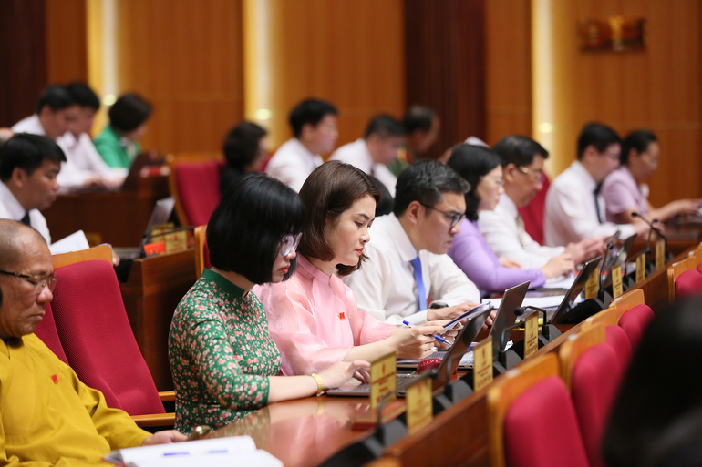 Đại biểu Hội đồng nhân dân tỉnh Quảng Ninh tham dự kỳ họp.