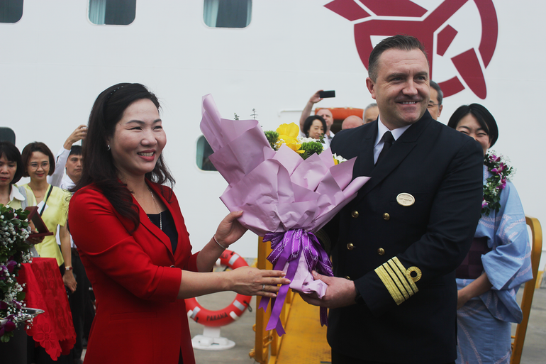 Lãnh đạo tỉnh Quảng Ninh chào mừng các du khách và thuyền viên của tàu Pacific World đặt chân đến thành phố Hạ Long.