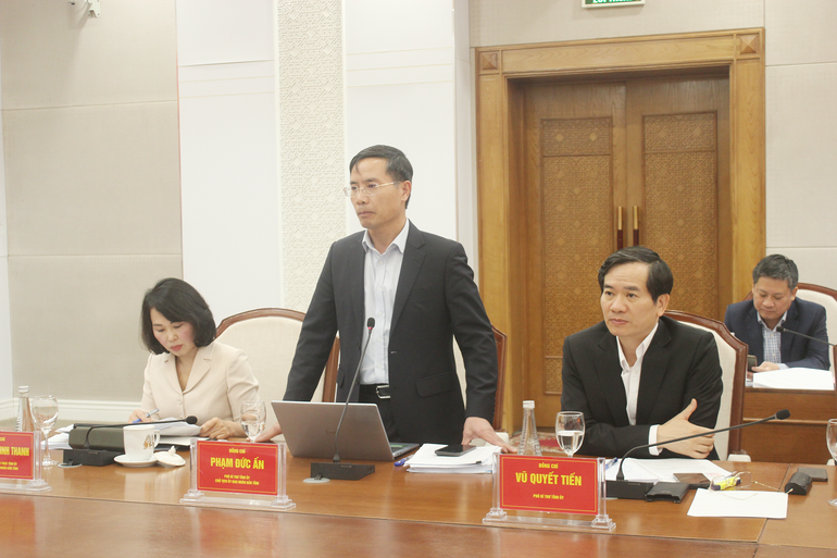 Đồng chí Phạm Đức Ấn, Chủ tịch Ủy ban nhân dân tỉnh Quảng Ninh, phát biểu tại buổi làm việc.