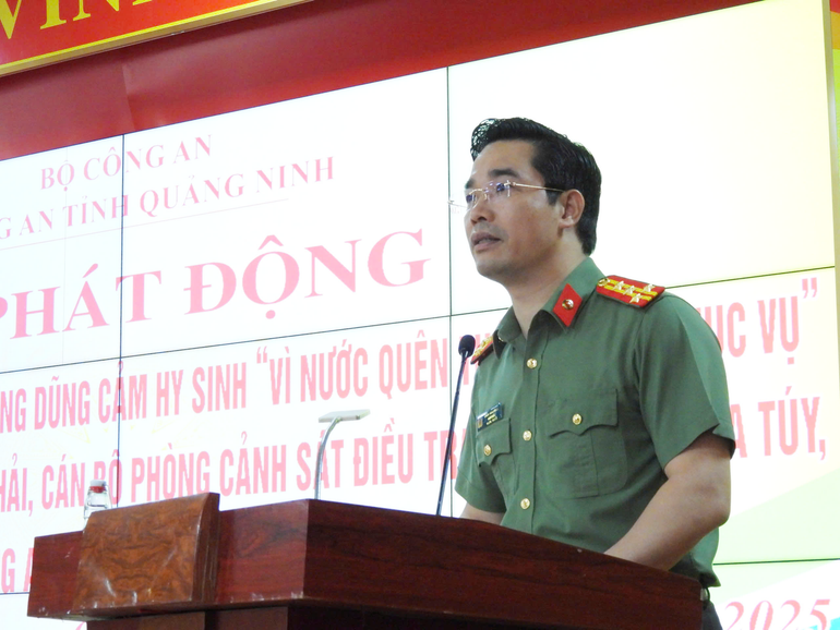 Giám đốc Công an tỉnh Quảng Ninh phát động phong trào thi đua tại buổi lễ.